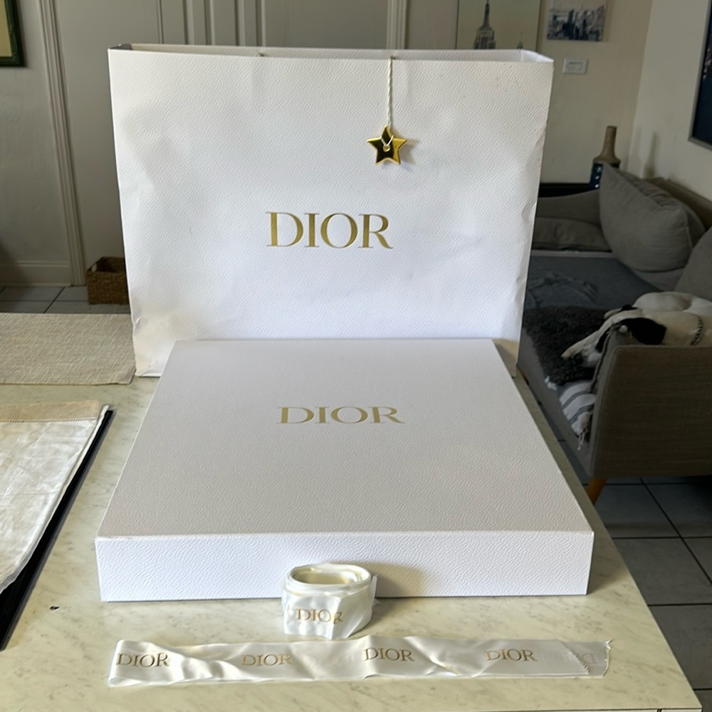 ⭐️🪬✨DIOR HUGE BOX AND SHOPPING BAG INCLUDED FOR SALE!✨🪬⭐️BAG HAVE FEW DAMAGES.